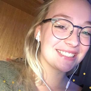 Meet your Posher, Chloe